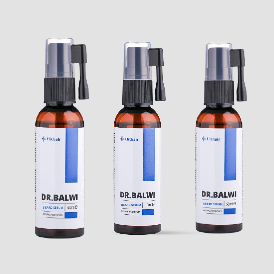 Drei braune Flaschen Dr. Balwi Beard Serum von Dr. Balwi Shop, jeweils mit weißem und blauem Etikett und schwarzer Pumpe, stehen übersichtlich auf einem hellgrauen Hintergrund - ideal für eine effektive Bartpflege und zur Unterstützung eines nachhaltigen Bartwuchses.