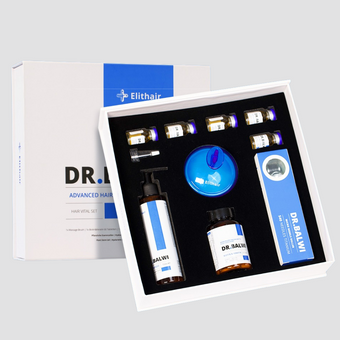 Ein geöffnetes Dr. Balwi Haar-Vital-Set aus dem Dr. Balwi Shop zeigt in einer weiß-blauen Schachtel fein säuberlich angeordnete Flaschen, Fläschchen, eine Pipette, ein Serum, einen Applikator und ein Anleitungsheft.