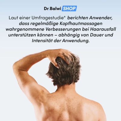 Ein Mann massiert seine Kopfhaut mit einer Hand. Über ihn steht ein deutschsprachiger Text zu einer Umfragestudie über die Dr. Balwi Massage Brush von Dr. Balwi Shop und deren Einfluss auf das Haarwachstum und Kopfmassagen.