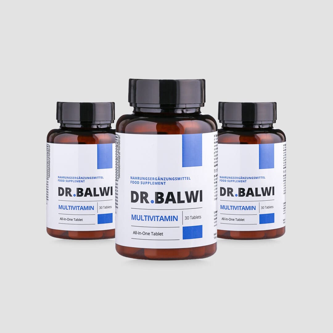 Drei braune Kunststoffflaschen Dr. Balwi Shop Multivitamin Complex, jeweils mit weißem Etikett und schwarzem Deckel, sind auf hellgrauem Hintergrund angeordnet. Jede Flasche enthält 30 All-in-One-Tabletten mit Vitamin C und Reishi-Pilzextrakt.