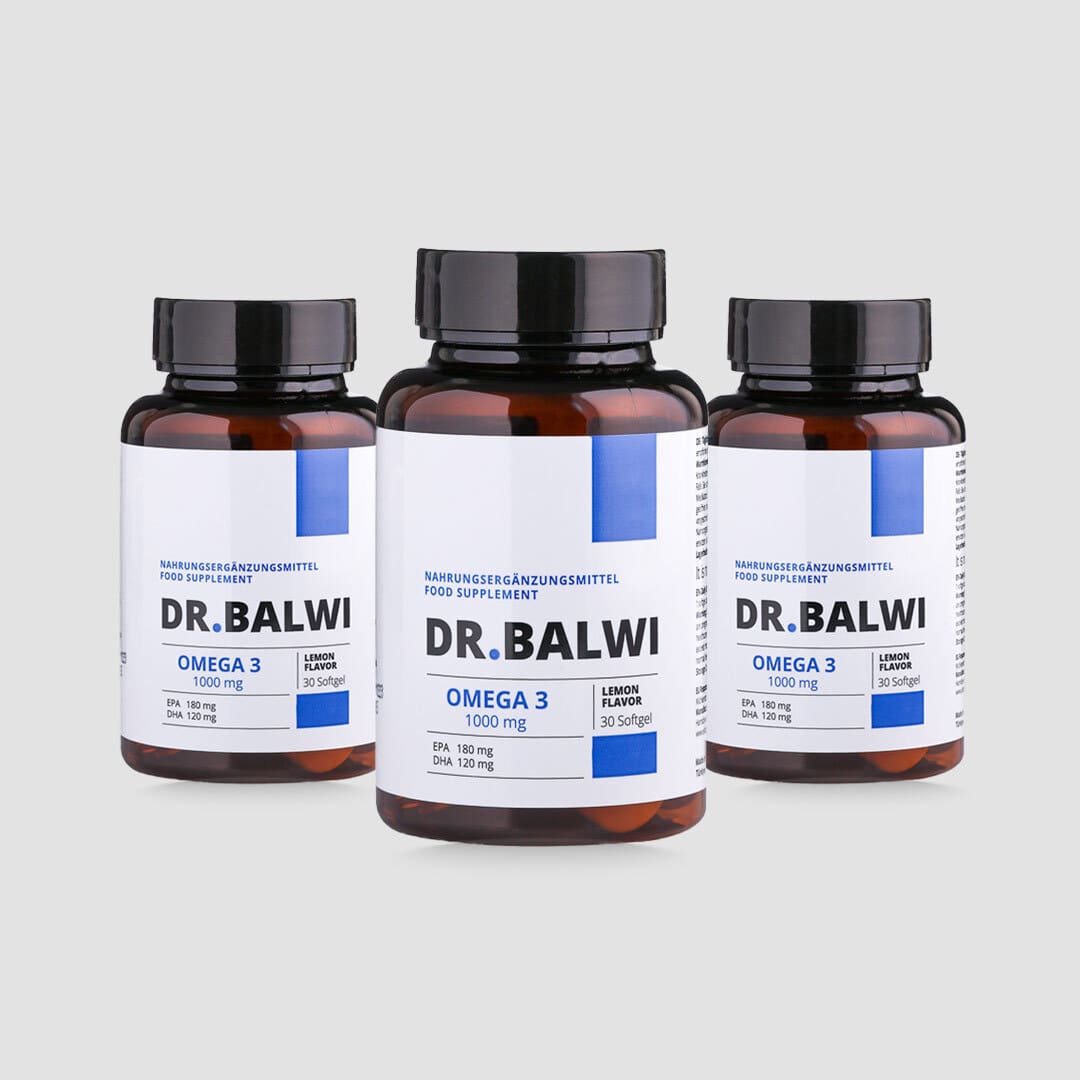 Drei braune Flaschen Daily Omega 3 von Dr. Balwi Shop mit blauem und weißem Etikett und jeweils 30 Weichkapseln sind auf einem hellgrauen Hintergrund angeordnet. Dieses Ergänzungsmittel unterstützt das Haarwachstum und hilft, Haarausfall zu reduzieren.