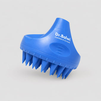 Eine blaue Dr. Balwi-Massagebürste aus dem Dr. Balwi Shop mit zahlreichen weichen, spitzen Borsten und dem Aufdruck „Dr. Balwi POWERED BY ELITHAIR“ an der Seite, wird vor einem schlichten hellgrauen Hintergrund präsentiert – ideal als Kopfhautmassagegerät (Massagebürste) für eine belebende Kopfmassage zur Förderung des Haarwachstums.