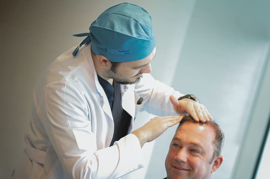 Tritt Haarausfall im Sommer verstärkt auf?