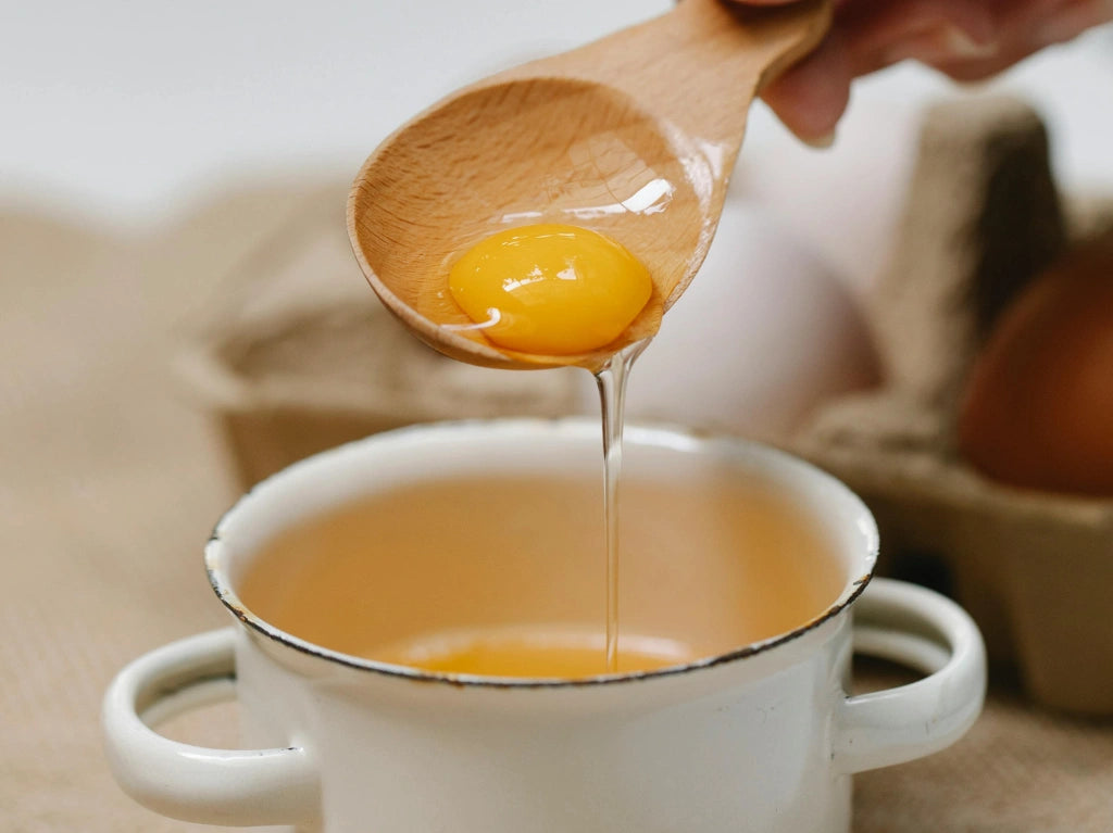 Le jaune d'oeuf est une source naturelle en recette DIY pour ses cheveux