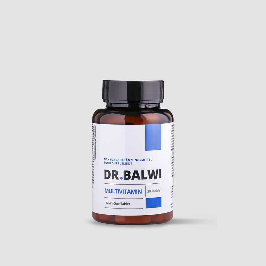 Eine braune Flasche mit einer schwarzen Kappe mit der Aufschrift Multivitamin Complex von Dr. Balwi Shop, die 30 Tabletten mit Vitamin C für das Haarwachstum enthält, steht vor einem schlichten hellgrauen Hintergrund.