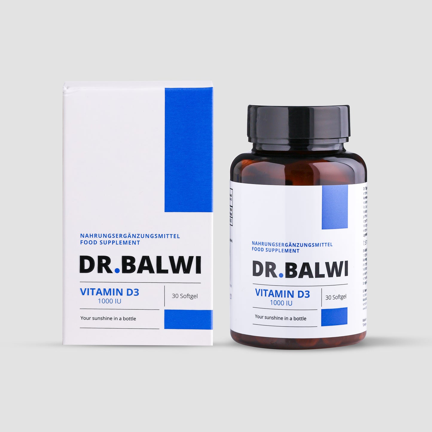 Eine Flasche und eine Schachtel mit Dr. Balwi Shop Vitamin D 1000 IE, 30 Softgels, in weißer und blauer Verpackung auf hellgrauem Hintergrund. Auf dem Etikett steht: Ihr Sonnenschein in der Flasche-ideal um Immunsystem zu stärken und Haarausfall vorzubeugen.