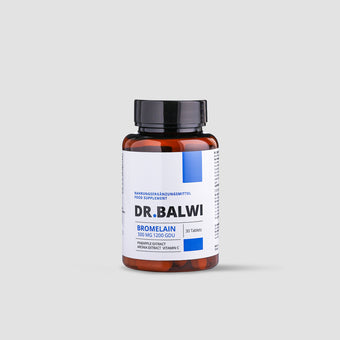Eine braune Plastikflasche mit Dr. Balwi Shop Bromelain, die 30 Tabletten mit Ananas Extrakt (500 mg) enthält, steht aufrecht auf einem hellgrauen Hintergrund. Das blau-weiße Etikett weist darauf hin, dass dieses Nahrungsergänzungsmittel die Haarverlustpflege unterstützt.