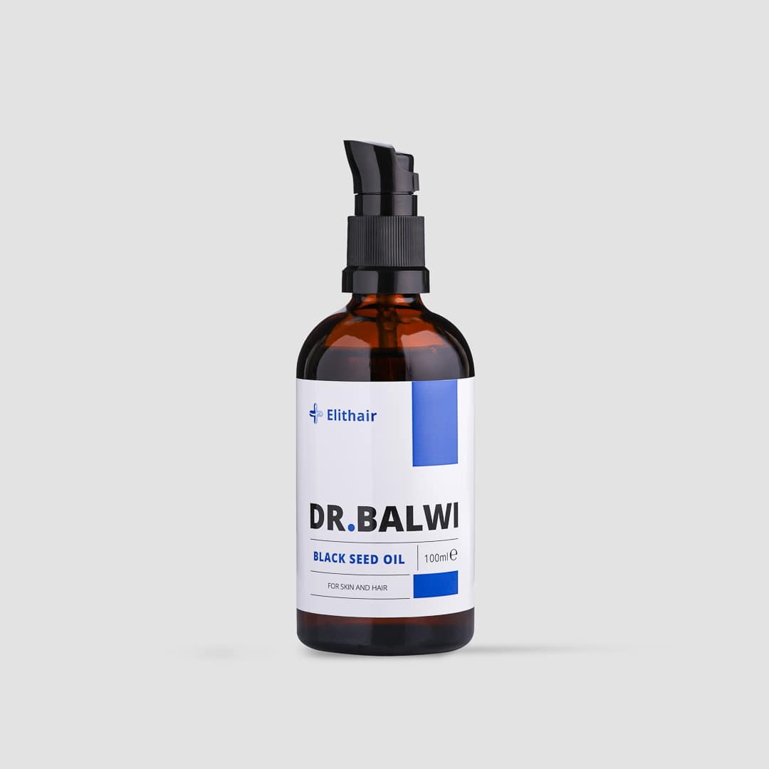 Abgebildet ist eine braune Pumpflasche mit der Aufschrift Premium Schwarzkümmelöl 100 ml von Dr. Balwi Shop, für Haar- und Hautpflege, vor einem schlichten hellgrauen Hintergrund.