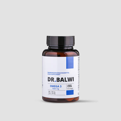 Eine braune Flasche mit einer schwarzen Kappe mit der Aufschrift Dr. Balwi Shop Daily Omega 3 steht auf einem hellgrauen Hintergrund. Das Etikett hebt die Unterstützung von Haarwachstum und Haarausfall hervor, listet 30 Softgels auf und weist blaue und weiße Designelemente auf.