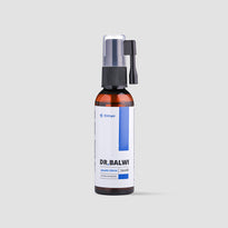 Eine braune Flasche Dr. Balwi Beard Serum von Dr. Balwi Shop mit einem Pumpspender, einer klaren Kappe und einem weiß-blauen Etikett ist auf einem einfarbigen hellgrauen Hintergrund abgebildet.