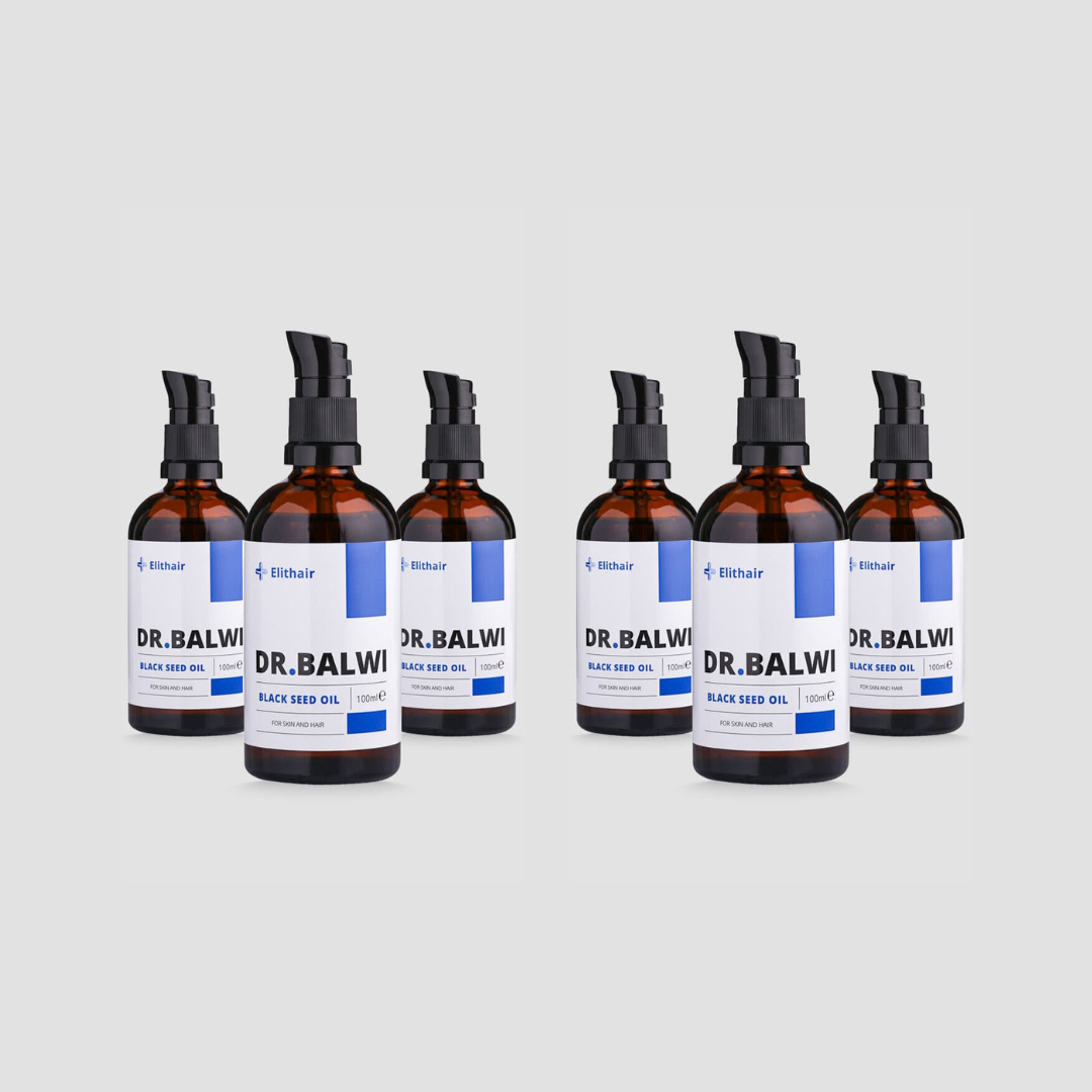 Sechs braune Flaschen mit schwarzer Pumpe mit der Aufschrift Premium Schwarzkümmelöl by Dr. Balwi Shop sind in zwei Reihen auf einem hellgrauen Hintergrund angeordnet und betonen den Nutzen für die Haarpflege und die Unterstützung bei der Reduzierung von Haarausfall.