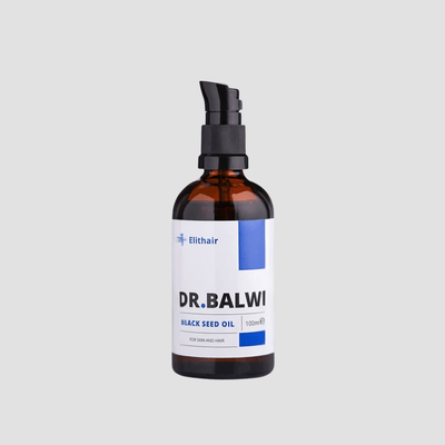 Eine braune Flasche Dr. Balwi Shop Premium Schwarzkümmelöl mit schwarzer Pumpe und 100ml weiß-blauem Etikett, bekannt für Haarpflege Vorteile und helfen, Haarausfall für Haut und Haar zu mindern, auf einem schlichten hellgrauen Hintergrund gesetzt.