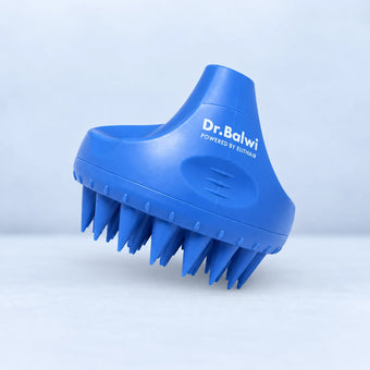 Blaue Dr. Balwi-Massagebürste mit flexiblen Silikonborsten und einem konischen Griff, entwickelt für eine wirksame Kopfhautmassage und zur Förderung eines gesunden Haarwachstums.