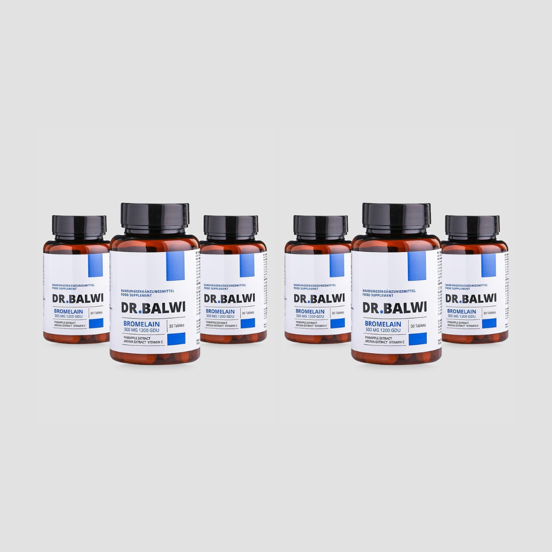 Sechs bernsteinfarbene Flaschen Dr. Balwi Shop Bromelain mit weißen Etiketten mit blauen Akzenten und schwarzen Verschlüssen sind in zwei Reihen auf einem hellgrauen Hintergrund angeordnet.