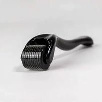 Eine Nahaufnahme des Dr. Balwi Dermarollers aus dem Dr. Balwi Shop mit Mikronadeln aus Metall, ideal für das Microneedling zur Unterstützung des Haarwachstums, dargestellt auf weißem Hintergrund.