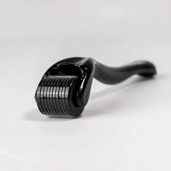 Eine Nahaufnahme des Dr. Balwi Dermarollers aus dem Dr. Balwi Shop mit Mikronadeln aus Metall, ideal für das Microneedling zur Unterstützung des Haarwachstums, dargestellt auf weißem Hintergrund.