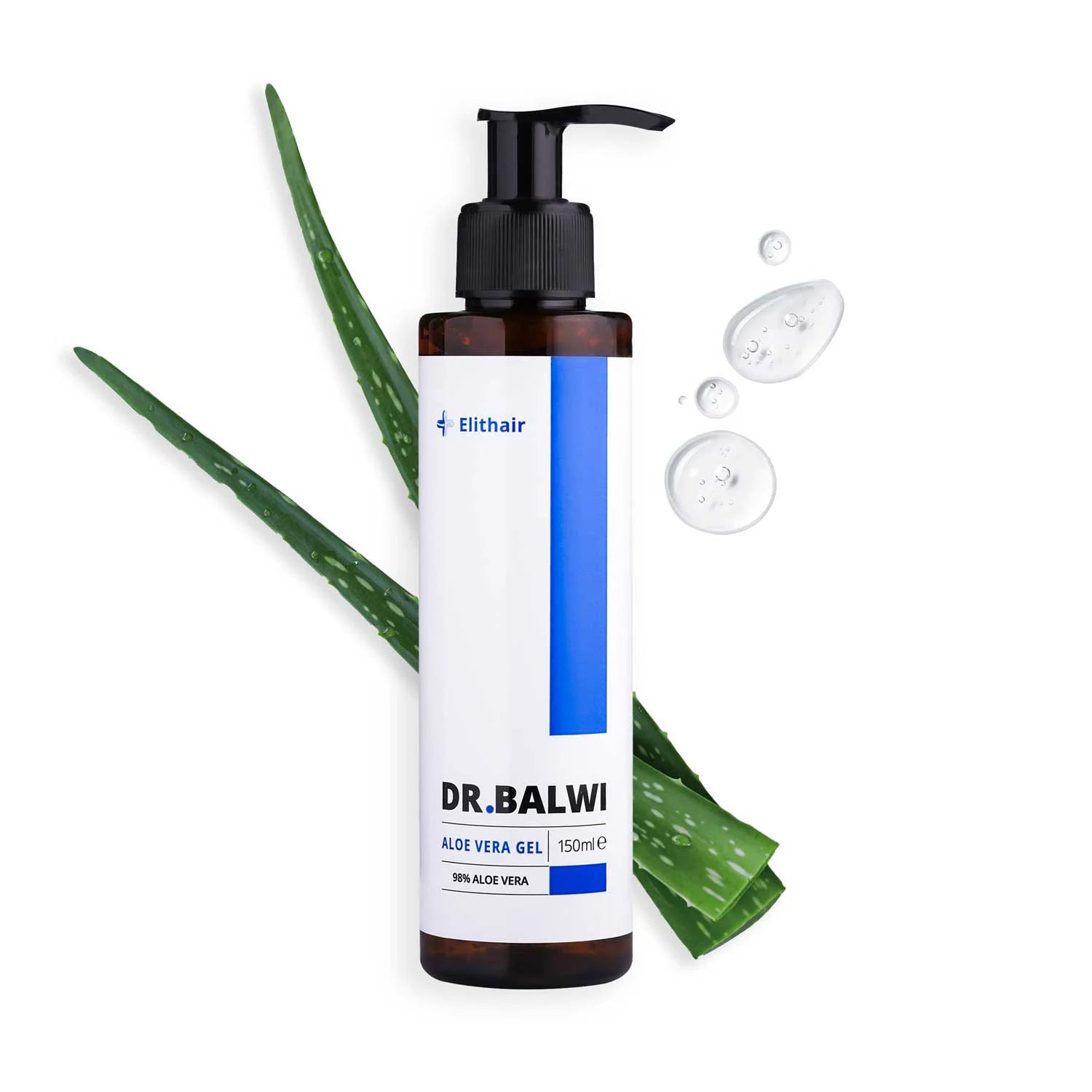 Eine Flasche Dr. Balwi Shop's Dr. Balwi 98% Aloe Vera mit einem Pumpspender ist neben Aloe Vera Blättern und Geltropfen auf einem weißen Hintergrund abgebildet. Das weiße Etikett hat blaue Akzente und schwarzen Text, der die Feuchtigkeitspflege für Kopfhaut und Haar betont.