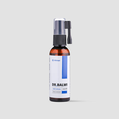Eine braune Flasche Dr. Balwi Hair Serum aus dem Dr. Balwi Shop mit schwarzer Sprühpumpe und klarer Kappe, auf hellgrauem Hintergrund. Das weiße Etikett mit blauem und schwarzem Text weist auf die Unterstützung des Haarwachstums und die Reduzierung von Haarausfall hin.