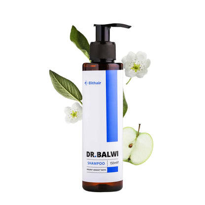 Eine Flasche Dr. Balwi Shop Anti Hair Loss Routine Shampoo mit einer Pumpe steht neben grünen Apfelscheiben, weißen Blüten und grünen Blättern, um die natürlichen Inhaltsstoffe hervorzuheben. Auf dem Etikett steht "Anti Hair Loss Routine Shampoo, 150 ml.