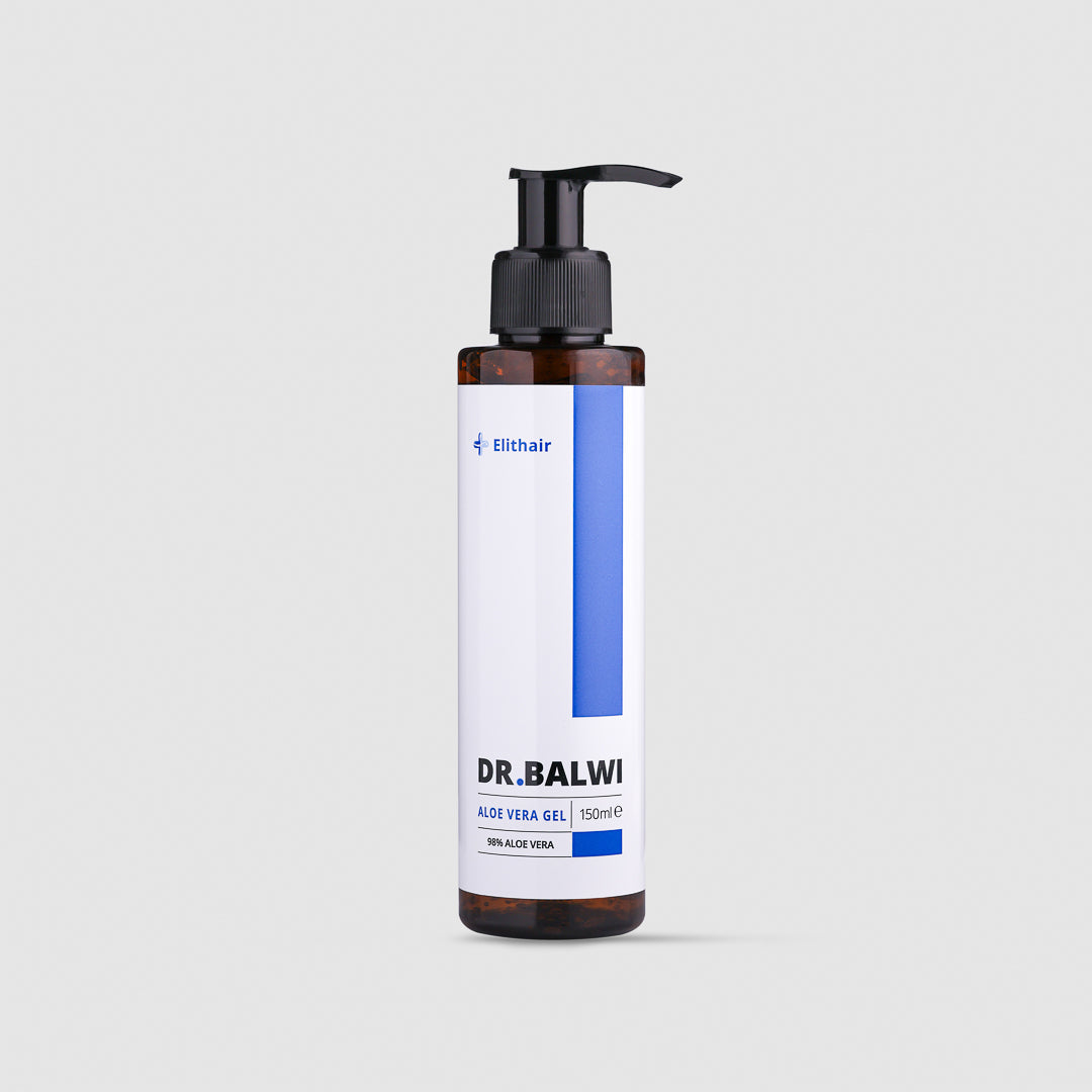 Eine braune Kunststoff-Pumpflasche mit einem weiß-blauen Etikett mit der Aufschrift Dr. Balwi 98% Aloe Vera 150ml aus dem Dr. Balwi Shop, ideal für Feuchtigkeitspflege Haar, ist vor einem schlichten hellgrauen Hintergrund abgebildet.