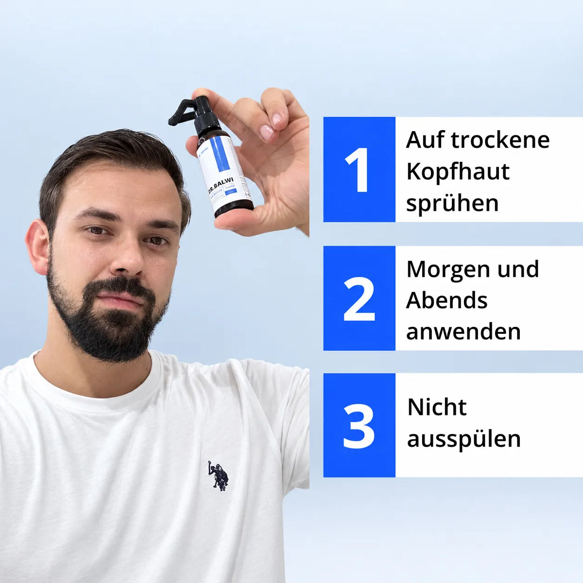 Ein Mann hält eine Flasche Dr. Balwi Hair Serum in der Hand, daneben steht die Anleitung, das Leave-in-Serum morgens und abends auf die trockene Kopfhaut zu sprühen, ohne es auszuspülen.