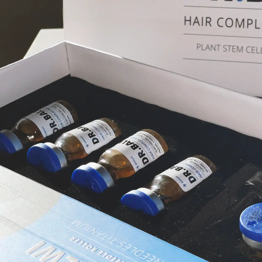 Vier kleine Glasfläschchen mit blauen Verschlüssen mit der Aufschrift DR. BALWI MESO THERAPIE aus dem Dr. Balwi Shop befinden sich in einer Schachtel neben einer Produktbroschüre, die darauf hindeutet, dass das Produkt das Haarwachstum anregen oder Haarausfall verhindern soll.