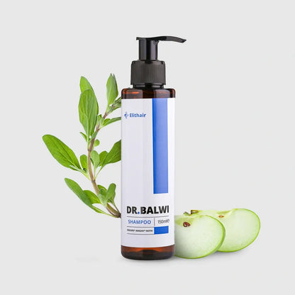 Das Dr. Balwi Shampoo von Dr. Balwi Shop mit schwarzer Pumpe wird mit grünen Blättern und Apfelscheiben gezeigt, um die Vorteile der Haarausfall-Pflege für gesundes Haarwachstum auf einem einfachen hellen Hintergrund hervorzuheben.