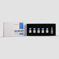 In der geöffneten Schachtel Dr. Balwi Meso Therapie von Dr. Balwi Shop befinden sich fünf Fläschchen und eine Tropfflasche aus schwarzem Schaum, die das Haarwachstum anregen und Haarausfall vorbeugen sollen.