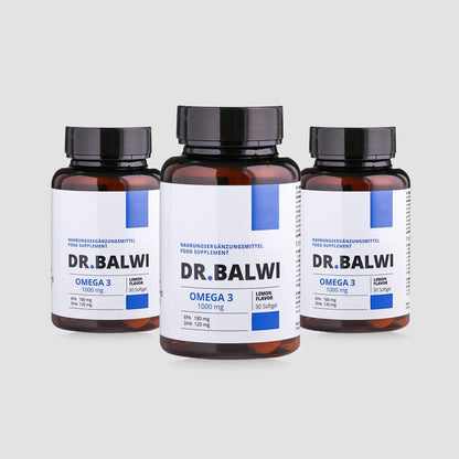 Drei braune Flaschen Daily Omega 3 von Dr. Balwi Shop mit blauem und weißem Etikett und jeweils 30 Weichkapseln sind auf einem hellgrauen Hintergrund angeordnet. Dieses Ergänzungsmittel unterstützt das Haarwachstum und hilft, Haarausfall zu reduzieren.