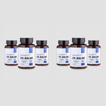 Vier braune Dr. Balwi Shop Daily Omega 3 Ergänzungsflaschen, die dafür bekannt sind, das Haarwachstum zu unterstützen und den Haarausfall zu reduzieren, sind in zwei identischen Dreiergruppen auf einem schlichten hellgrauen Hintergrund angeordnet.