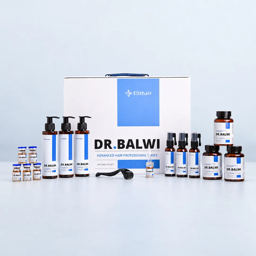 Ein Dr. Balwi Hair Boost-Set, bestehend aus Flaschen mit Shampoo, Seren und Vitaminen in einem weißen Koffer, in dessen Mitte ein Dermaroller zur Kopfhautpflege platziert ist.