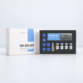Dr. Balwi Meso-Therapie-Set bestehend aus einer weißen Schachtel, vier Serumfläschchen, einem Dermaroller und sechs blauen, runden Behältern.