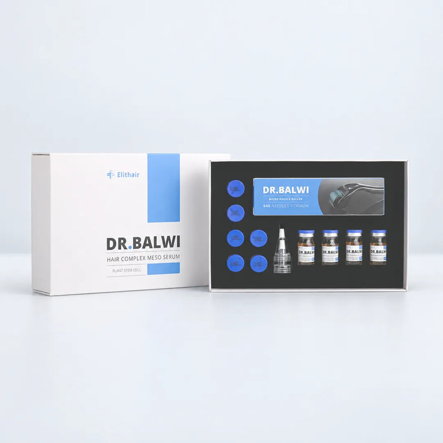 Dr. Balwi Meso-Therapie-Set bestehend aus einer weißen Schachtel, vier Serumfläschchen, einem Dermaroller und sechs blauen, runden Behältern.