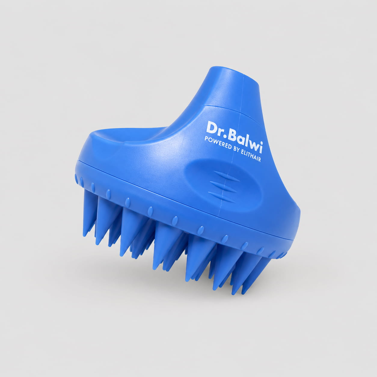 Eine blaue Dr. Balwi-Massagebürste aus dem Dr. Balwi Shop mit zahlreichen weichen, spitzen Borsten und dem Aufdruck „Dr. Balwi POWERED BY ELITHAIR“ an der Seite, wird vor einem schlichten hellgrauen Hintergrund präsentiert – ideal als Kopfhautmassagegerät (Massagebürste) für eine belebende Kopfmassage zur Förderung des Haarwachstums.